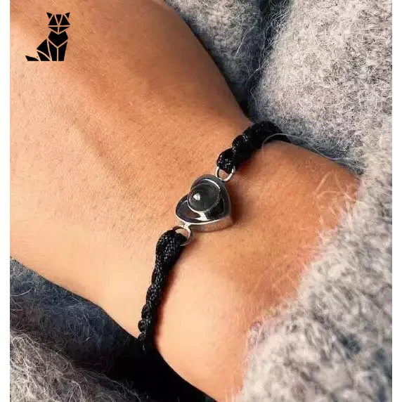 Personne portant un bracelet en cuir noir - Titanium Steel Bracelet for Special Moments