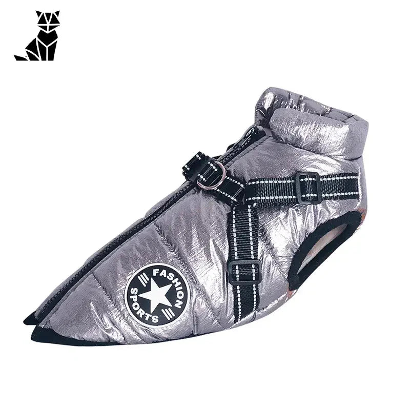 Chaussure pour chien en argent avec logo noir et blanc ; idéale pour le harnais intégré dans les promenades de chiens