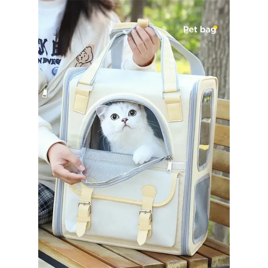Femme tenant un chat dans un sac blanc : Cat Transport Bag pour un transfert facile et confortable